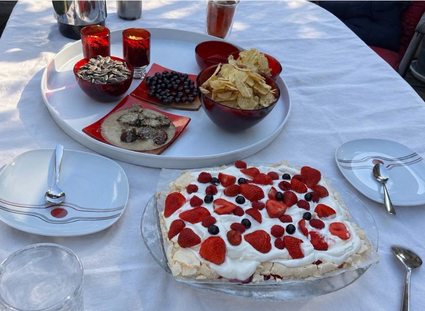 Hembakad marängtårta med grädde och bär
