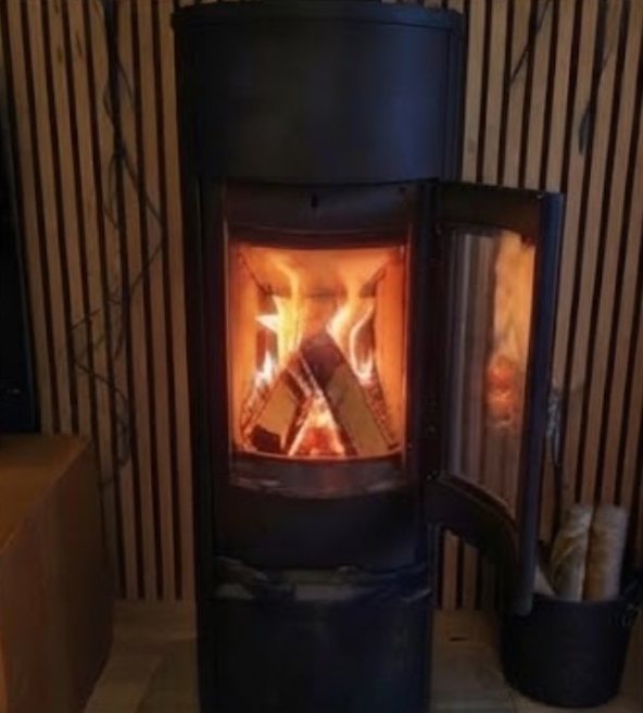 Brasa i en svart kamin